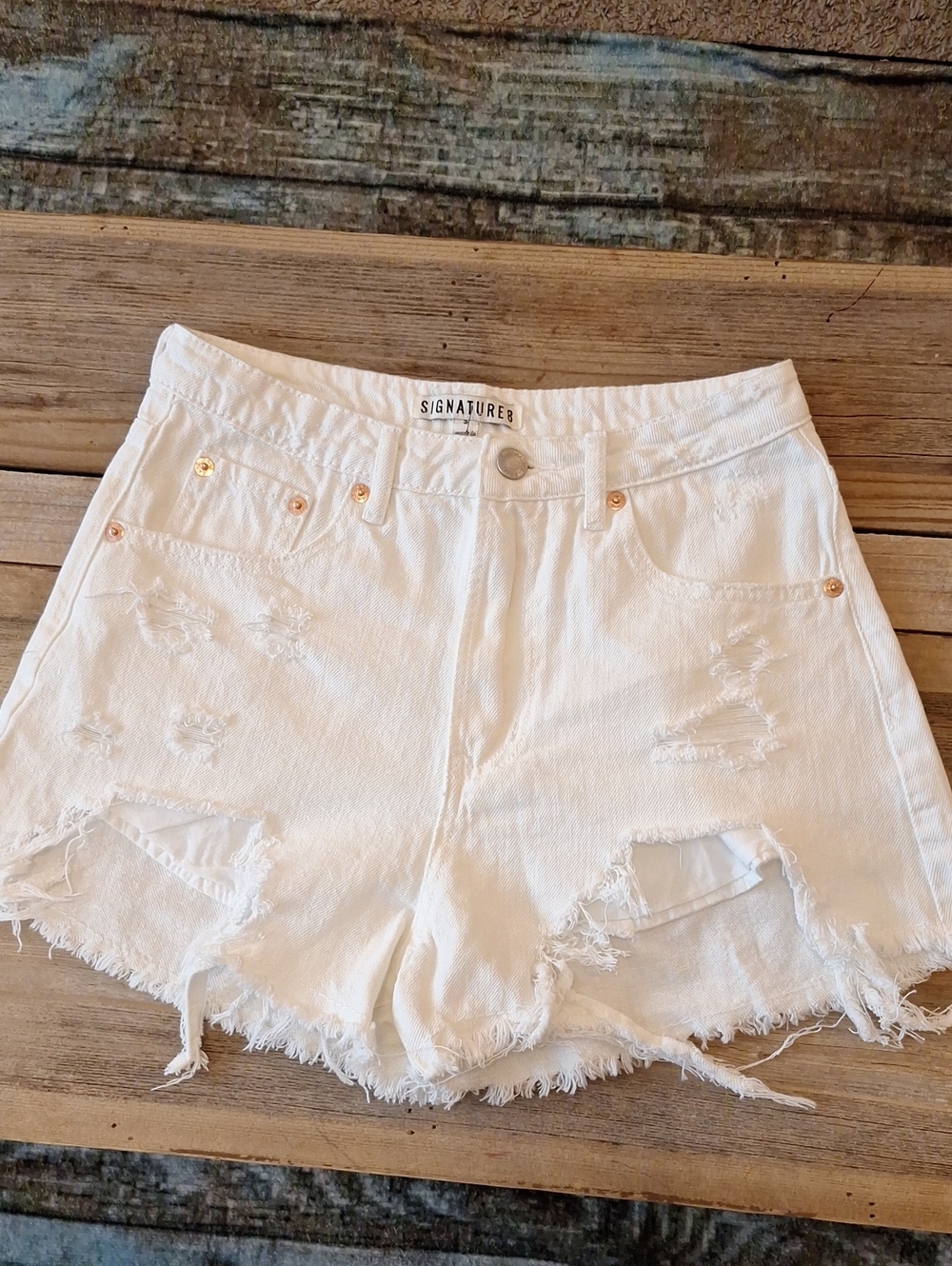 🔥🔥CLEARANCE🔥🔥 Signature White Distressed High-Rise Denim Shorts. Size Small
